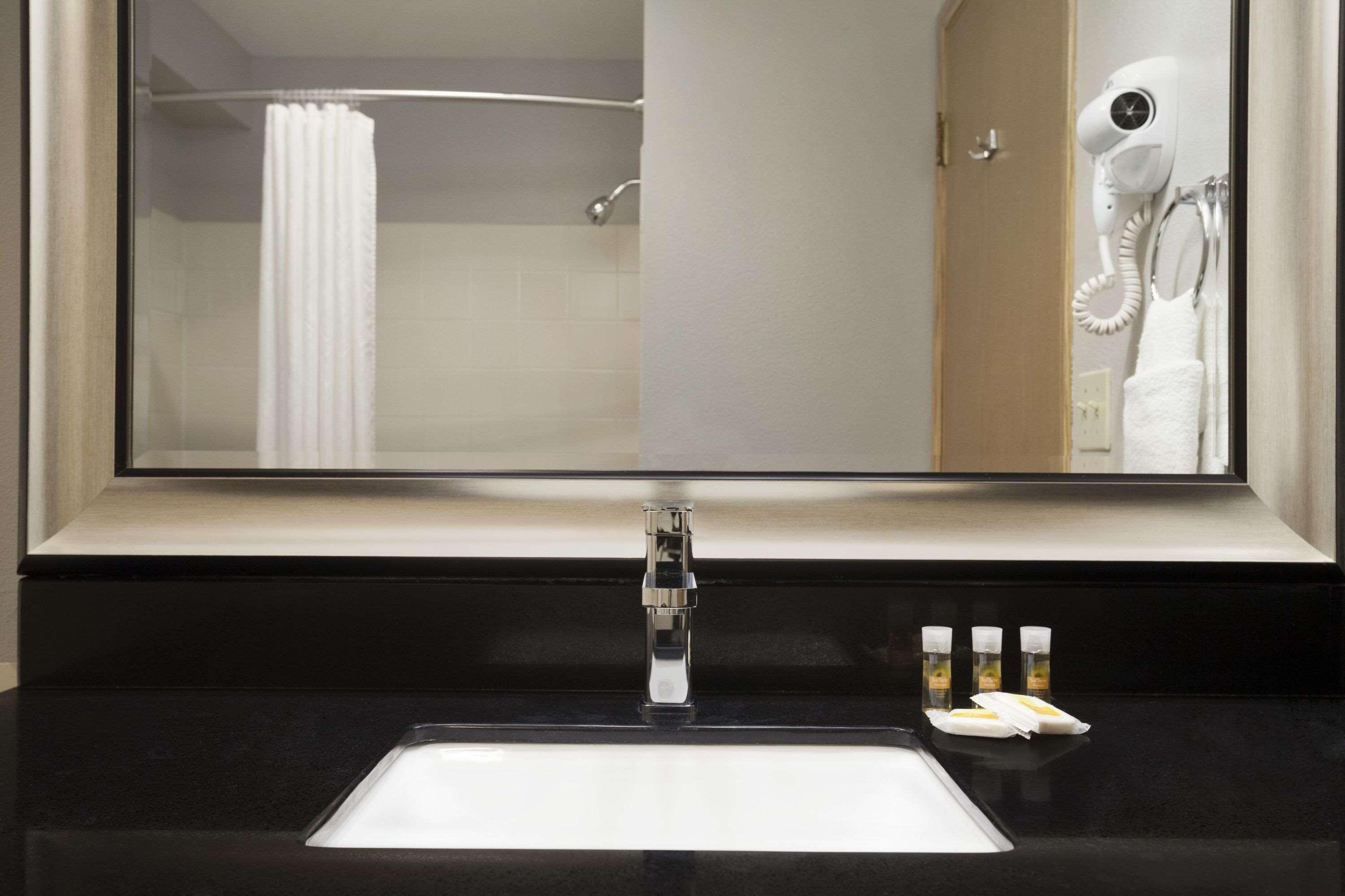 Days Inn By Wyndham Lacey Olympia Area Экстерьер фото