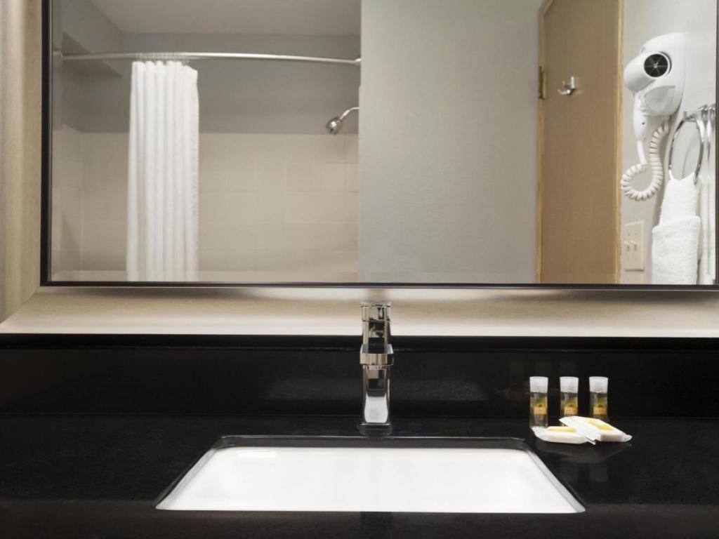 Days Inn By Wyndham Lacey Olympia Area Экстерьер фото